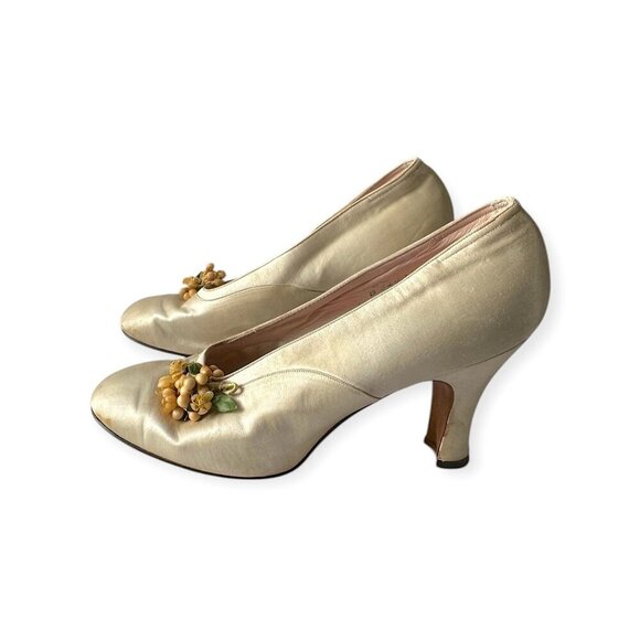 Saks Fifth Avenue 'Debutante Fashions' Ivory Satin Heels – Circa‎ 1950s, 5C - Picture 4 of 13